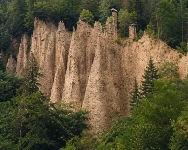 Le piramidi di Segonzano, in Trentino, sono formazioni rocciose naturali che sembrano scolpite da un gigante.