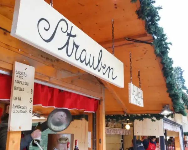 Mercatino di Natale a Levico Terme: un chiosco vende "Strauben" e altre delizie. Cosa vedere a Levico Terme? Gustare queste specialità!
