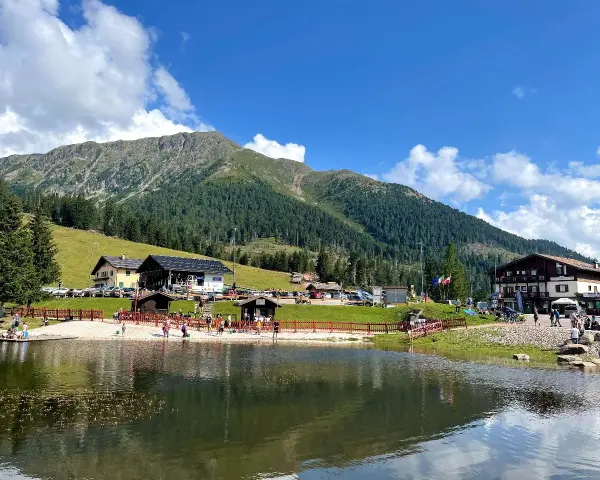 Lago alpino e rifugi al Passo Lavazè, ideale per una gita estiva. Ecco come arrivare per goderti questo splendido panorama.