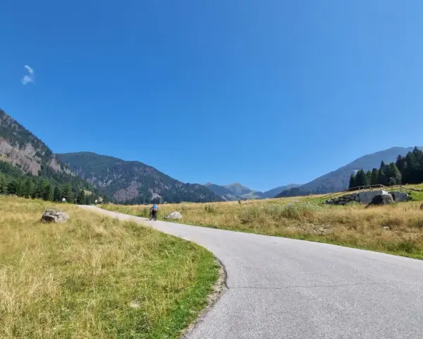 Strada panoramica in Val Campelle, ideale per un'escursione in bici.