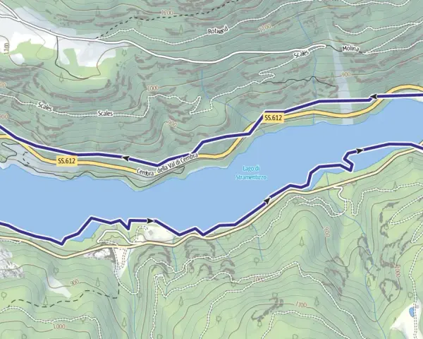 Mappa topografica del Lago di Stramentizzo con sentiero segnato in blu. La SS.612 costeggia il lago.