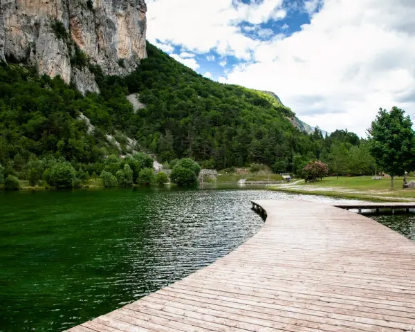 Sentiero in legno sul lago Nembia, ideale per scoprire come arrivare e godersi la natura.