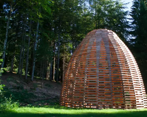 Struttura artistica in legno nel bosco, un'installazione di Arte Sella a Borgo Valsugana.