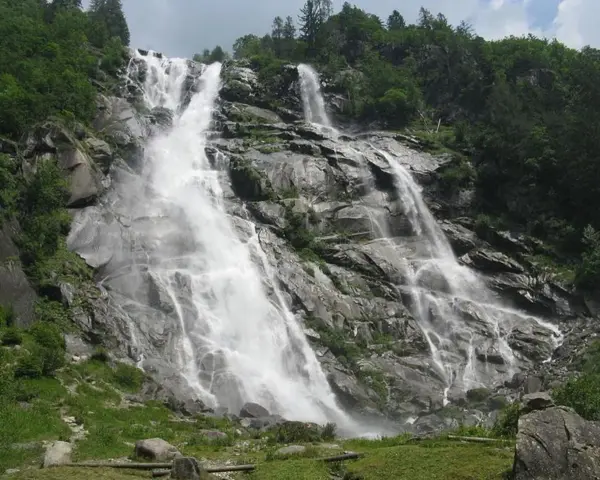 Cascate maestose nel Parco Adamello Brenta, un vero spettacolo da vedere.