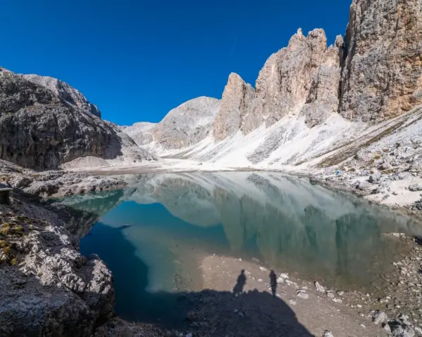 Lago di Antermoia, un gioiello alpino perfetto per le tue passeggiate. Riflessi montani sull'acqua cristallina.