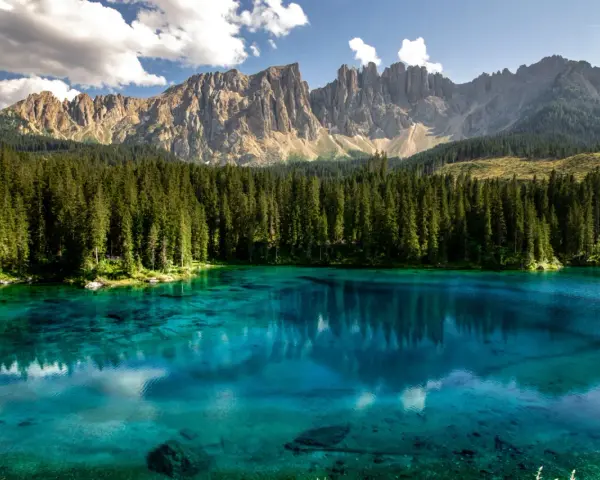 Lago di Carezza, un gioiello tra i boschi e le Dolomiti del Trentino, dove andare per un'immersione nella natura.