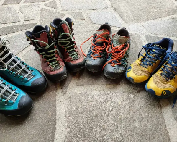 Diverse scarpe da hiking, pronte per l'avventura. Il loro significato è libertà e scoperta.