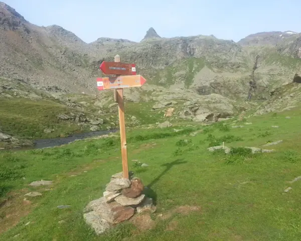 Sentiero alpino in Trentino, vicino allo Stelvio. Indicazioni per il Rifugio Lago Corvo e il Colle Nero.