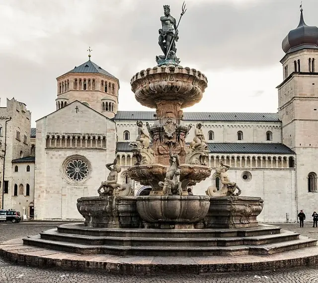 Fontana del Nettuno e Duomo di Trento, un must per chi visita Trento cosa vedere.
