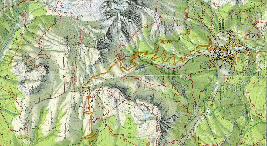 Mappa sentieri San Martino di Castrozza con rilievi montuosi, sentieri segnati e il paese.