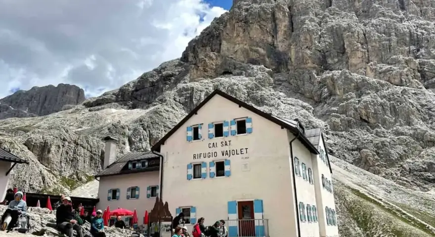 Escursioni alle volpi del Vajolet: un rifugio accogliente ai piedi delle maestose montagne.