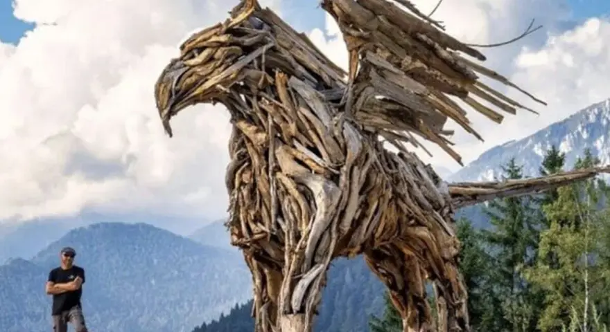 Grifone Vaia, scultura in legno. Per raggiungerlo, segui le indicazioni per il Trentino.
