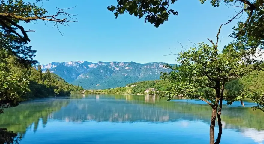 Splendido lago di Monticolo, con montagne sullo sfondo. Ideale per una gita, ecco come arrivare.