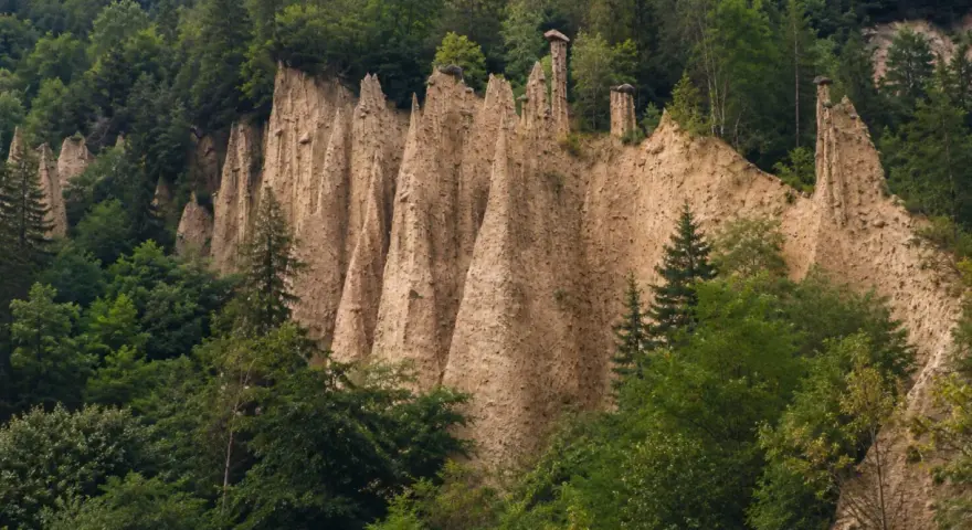 Le piramidi di Segonzano, in Trentino, sono formazioni rocciose naturali che sembrano scolpite da un gigante.