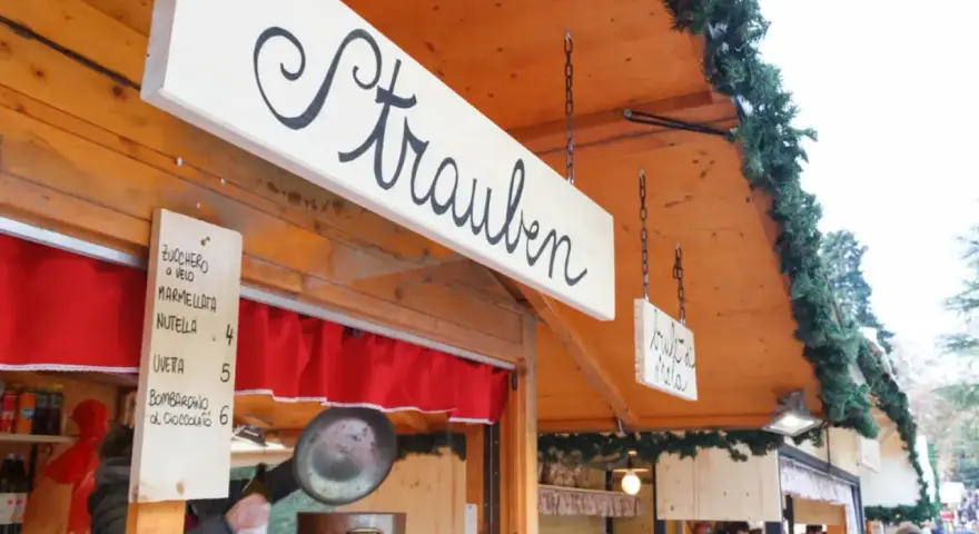 Mercatino di Natale a Levico Terme: un chiosco vende "Strauben" e altre delizie. Cosa vedere a Levico Terme? Gustare queste specialità!