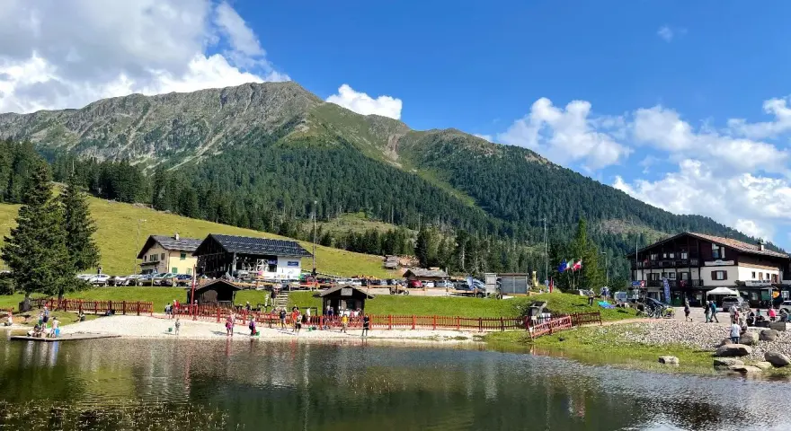 Lago alpino e rifugi al Passo Lavazè, ideale per una gita estiva. Ecco come arrivare per goderti questo splendido panorama.