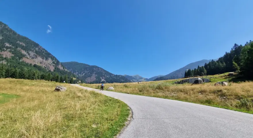 Strada panoramica in Val Campelle, ideale per un'escursione in bici.