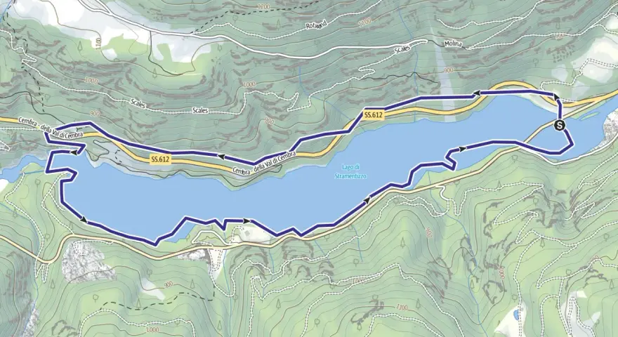 Mappa topografica del Lago di Stramentizzo con sentiero segnato in blu. La SS.612 costeggia il lago.