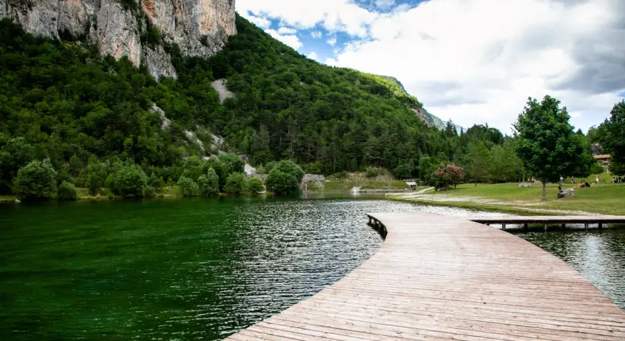 Sentiero in legno sul lago Nembia, ideale per scoprire come arrivare e godersi la natura.