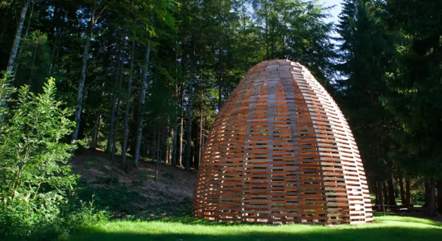 Struttura artistica in legno nel bosco, un'installazione di Arte Sella a Borgo Valsugana.