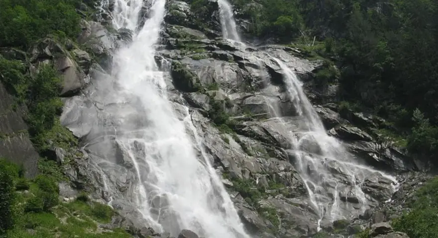 Cascate maestose nel Parco Adamello Brenta, un vero spettacolo da vedere.