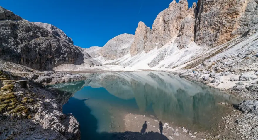 Lago di Antermoia, un gioiello alpino perfetto per le tue passeggiate. Riflessi montani sull'acqua cristallina.