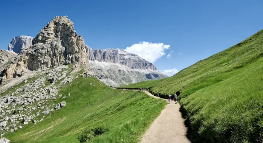 Sentiero nel verde del Val di Fassa, tra le vette maestose. Un'esperienza indimenticabile per le escursioni più belle.
