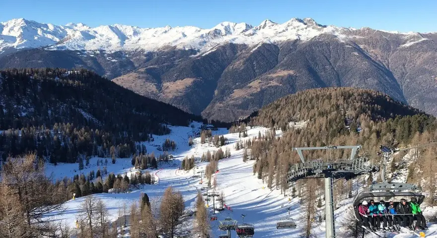 Impianti di risalita a Folgarida, dove si trova questo paesaggio innevato con montagne maestose e piste da sci.