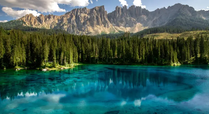 Lago di Carezza, un gioiello tra i boschi e le Dolomiti del Trentino, dove andare per un'immersione nella natura.
