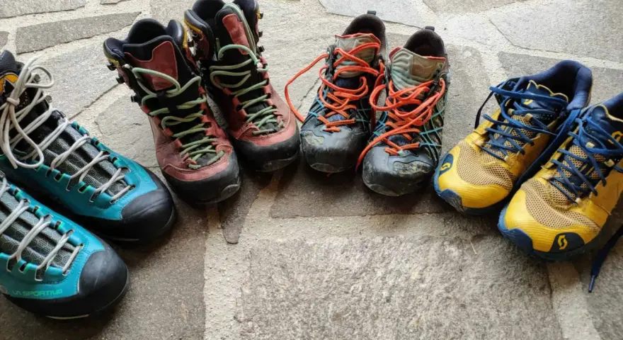 Diverse scarpe da hiking, pronte per l'avventura. Il loro significato è libertà e scoperta.