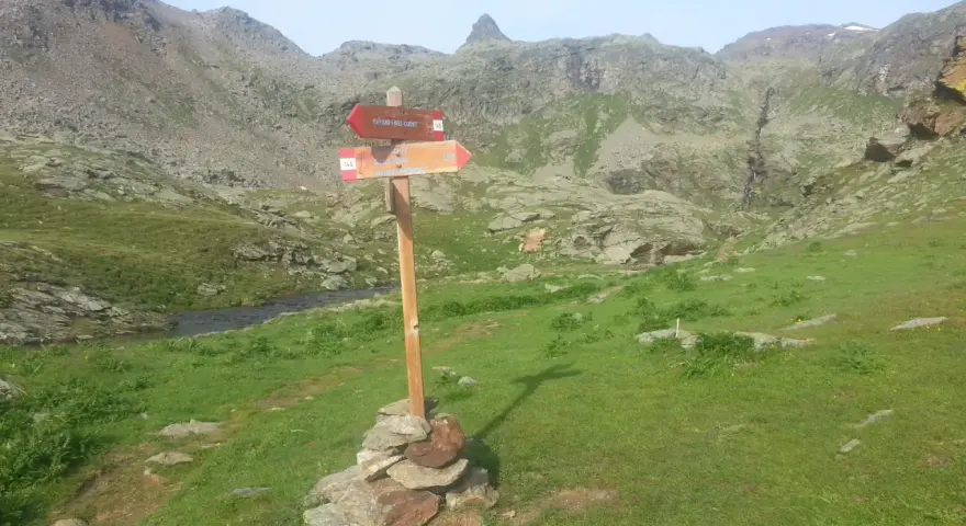 Sentiero alpino in Trentino, vicino allo Stelvio. Indicazioni per il Rifugio Lago Corvo e il Colle Nero.