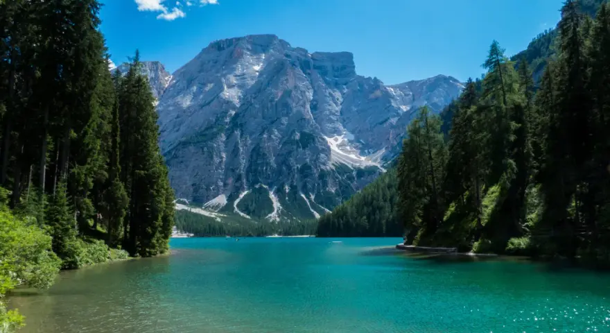 Laghi Trentino: acque turchesi e montagne imponenti incorniciati da fitti boschi di conifere.