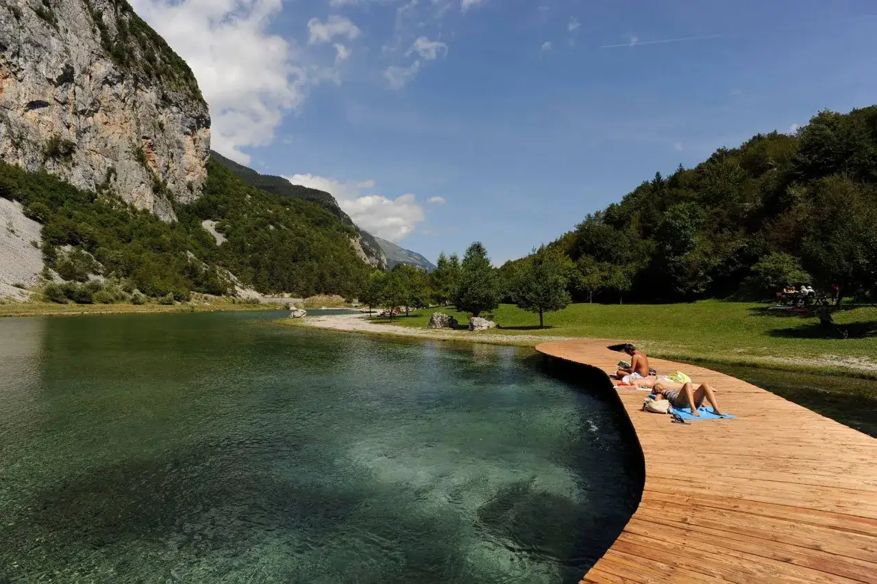 Lago alpino con passerella in legno, ideale per rilassarsi. Ecco cosa vedere nel Parco Adamello Brenta.
