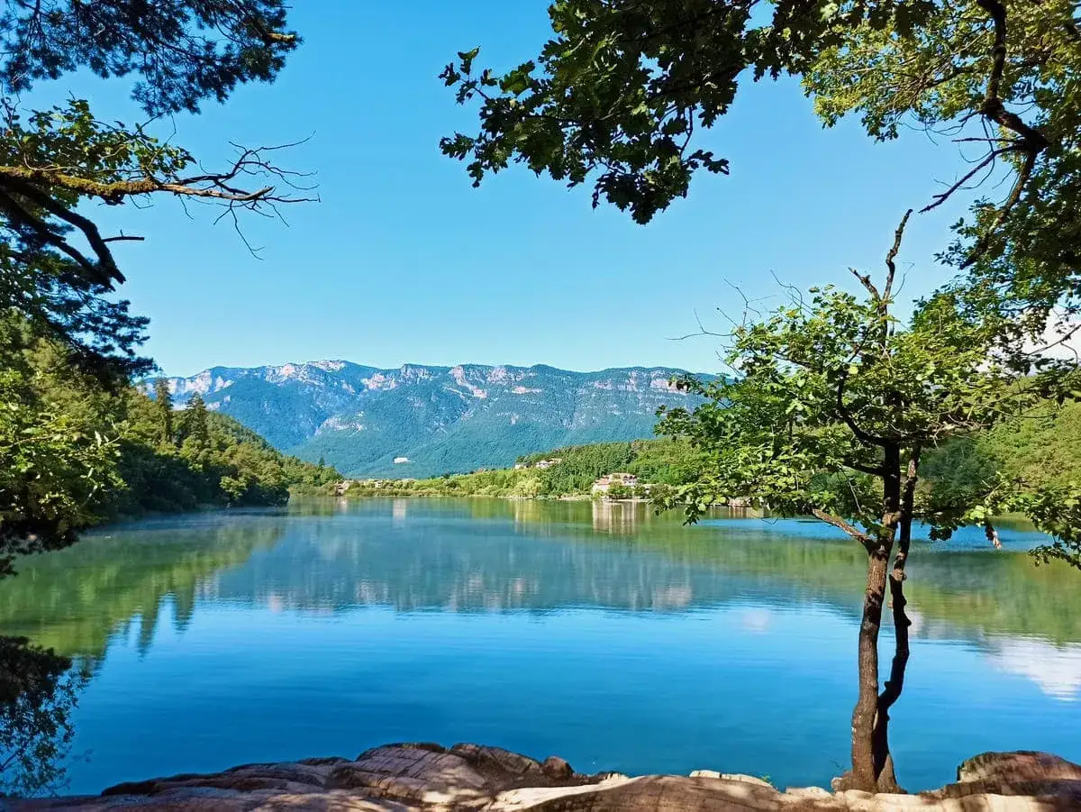 Splendido lago di Monticolo con montagne sullo sfondo. Ecco come arrivare per goderti questo panorama.