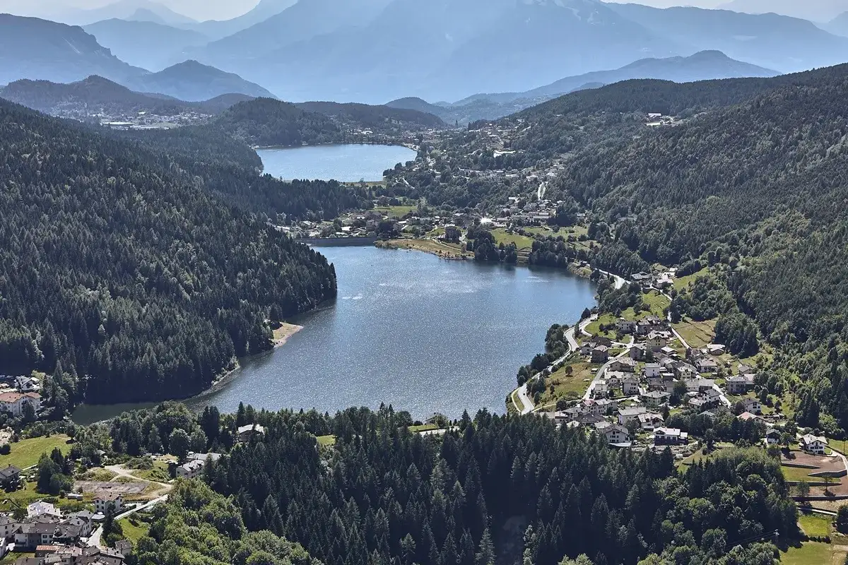 Panoramica della montagnaga di Pin&egrave; con due laghi scintillanti, circondati da fitti boschi e pittoreschi villaggi.