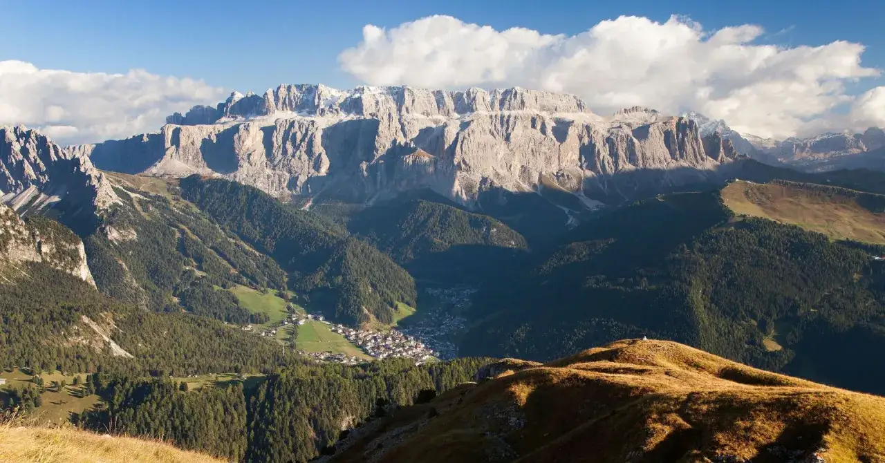 Imponente gruppo montuoso tra Veneto e Trentino Alto Adige, con un villaggio incastonato tra boschi e vette rocciose.