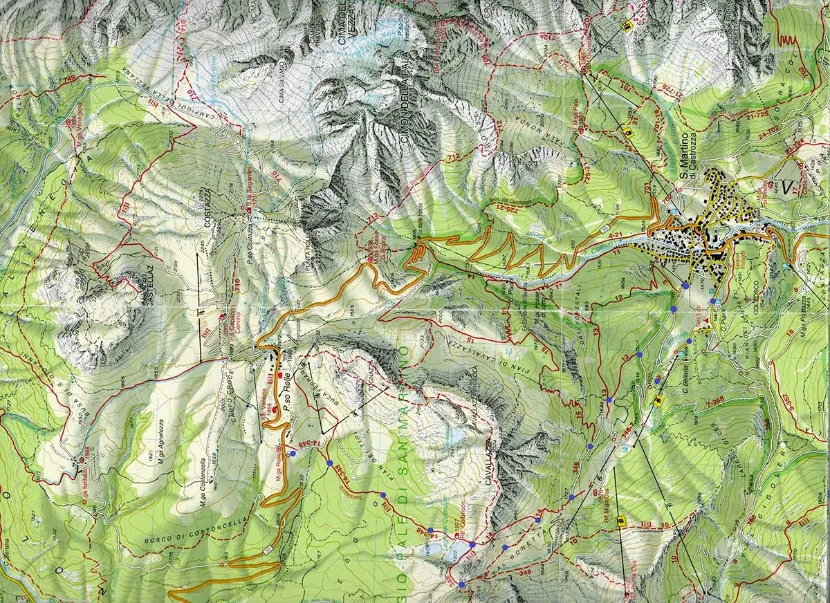 Mappa sentieri San Martino di Castrozza, con rilievi montuosi, sentieri segnati e il paese.
