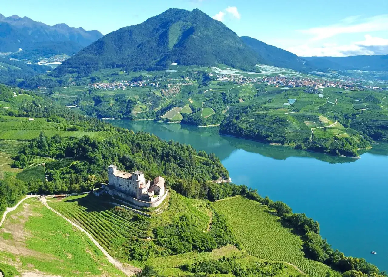Castello sull'acqua, vigneti a perdita d'occhio e montagne maestose: ecco cosa vedere a Ronzone, un panorama da sogno.