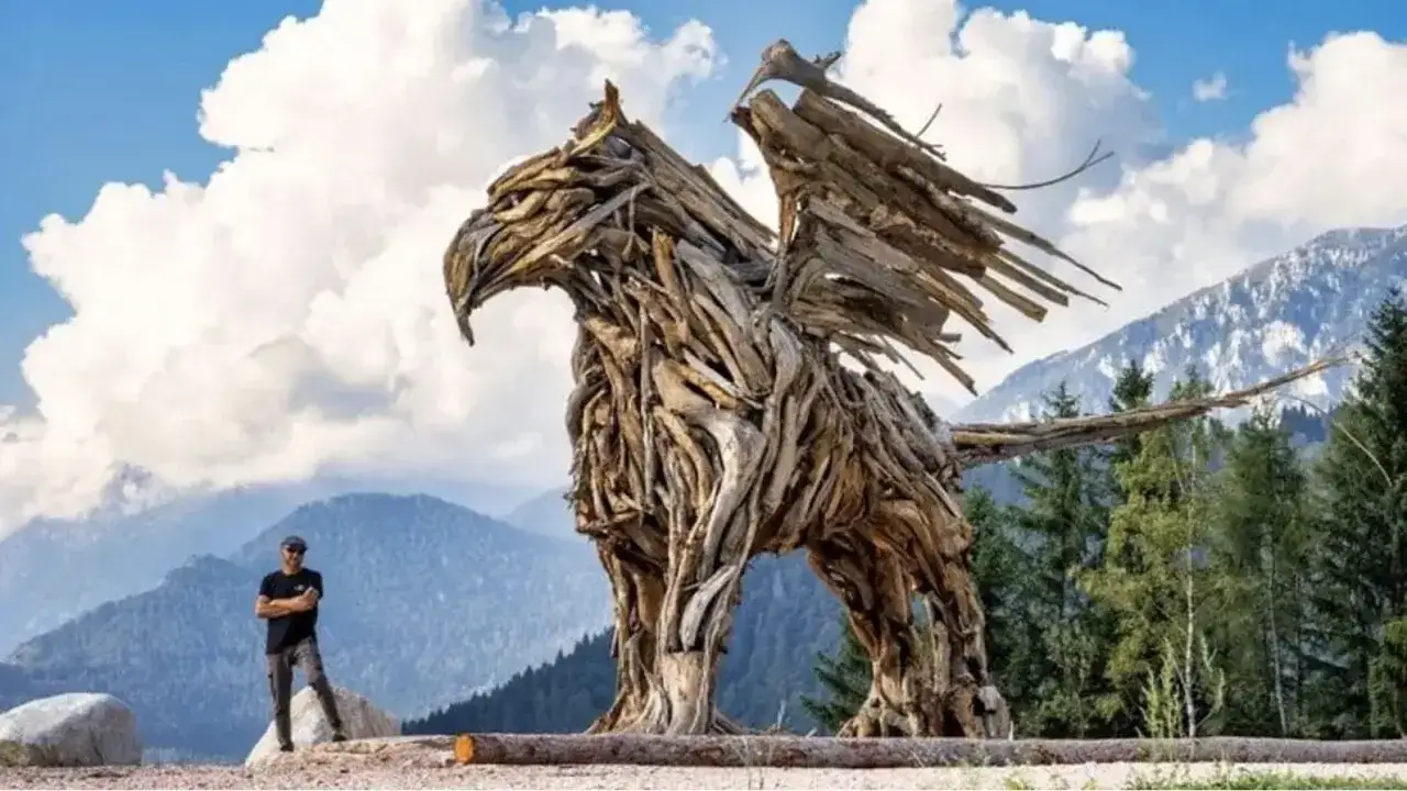 Grifone Vaia, un'imponente scultura in legno, domina il paesaggio montano. Scopri come arrivare a questa meraviglia.