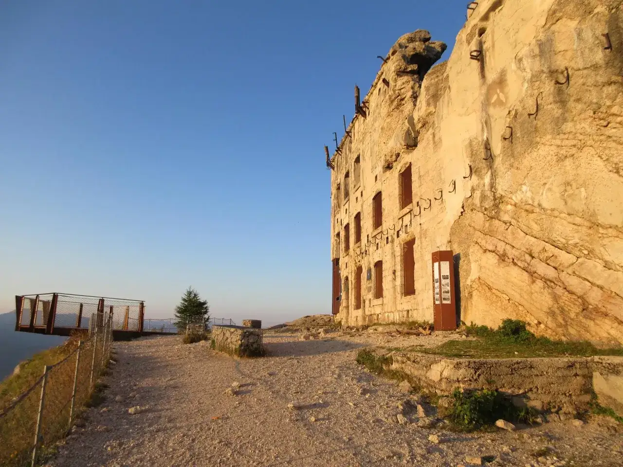 Rovine storiche sul Monte Vezzena, con un affaccio panoramico e un cielo azzurro limpido.