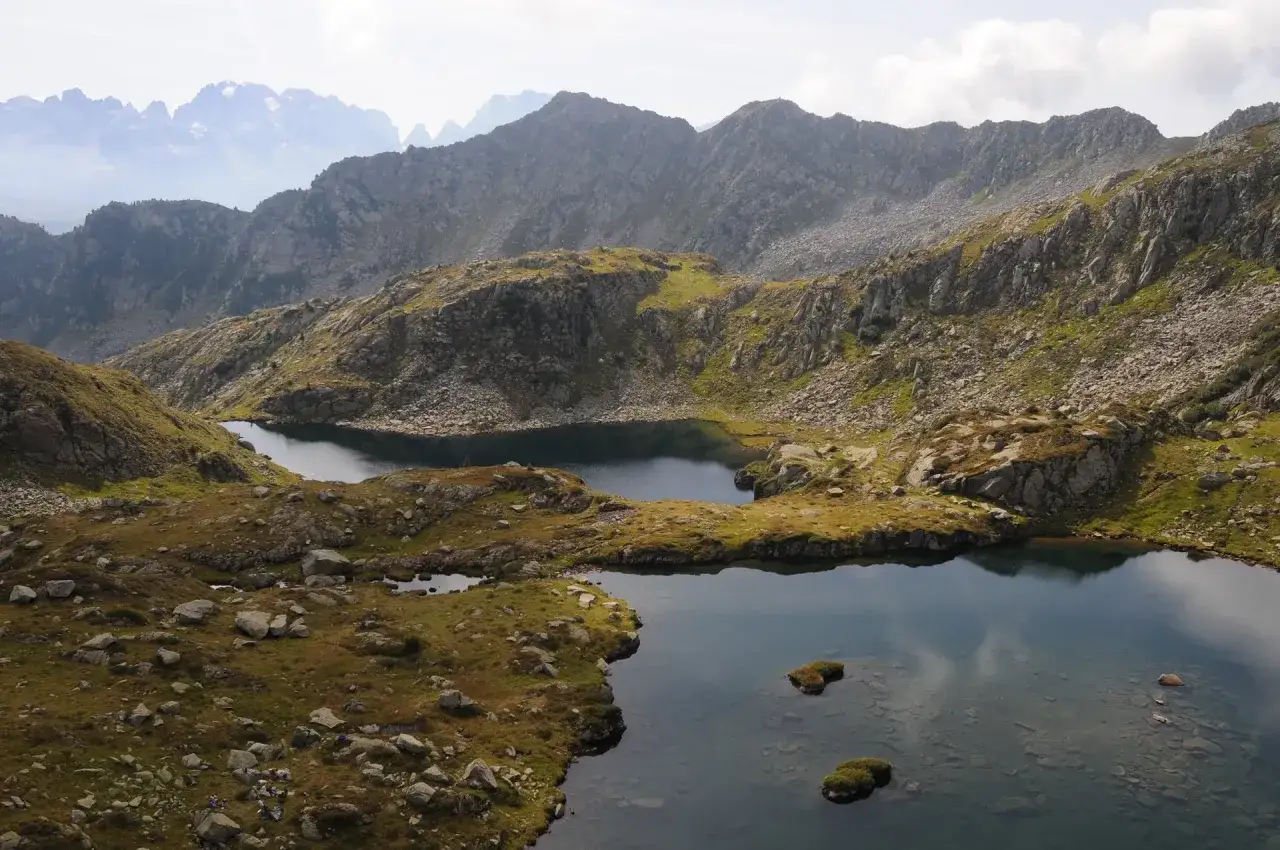 Laghi alpini in Val di Sole, raggiungibili in auto, con rocce e vegetazione autunnale.