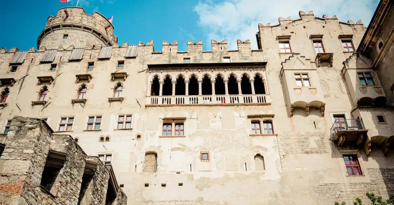 Castello del Buonconsiglio a Trento: un gioiello da scoprire. Architettura imponente, finestre decorate e un cielo azzurro che invita a esplorare cosa vedere.