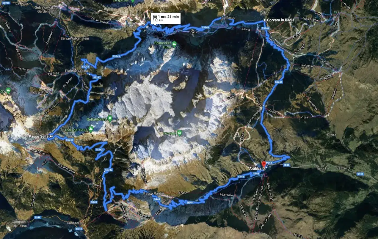 Mappa delle valli dolomiti con itinerario blu che attraversa Corvara, Arabba e Selva di Val Gardena.