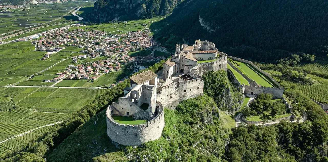 Il castello di Buonconsiglio domina la valle, circondato da vigneti e un borgo pittoresco. Un luogo storico che sembra uscito da una fiaba.