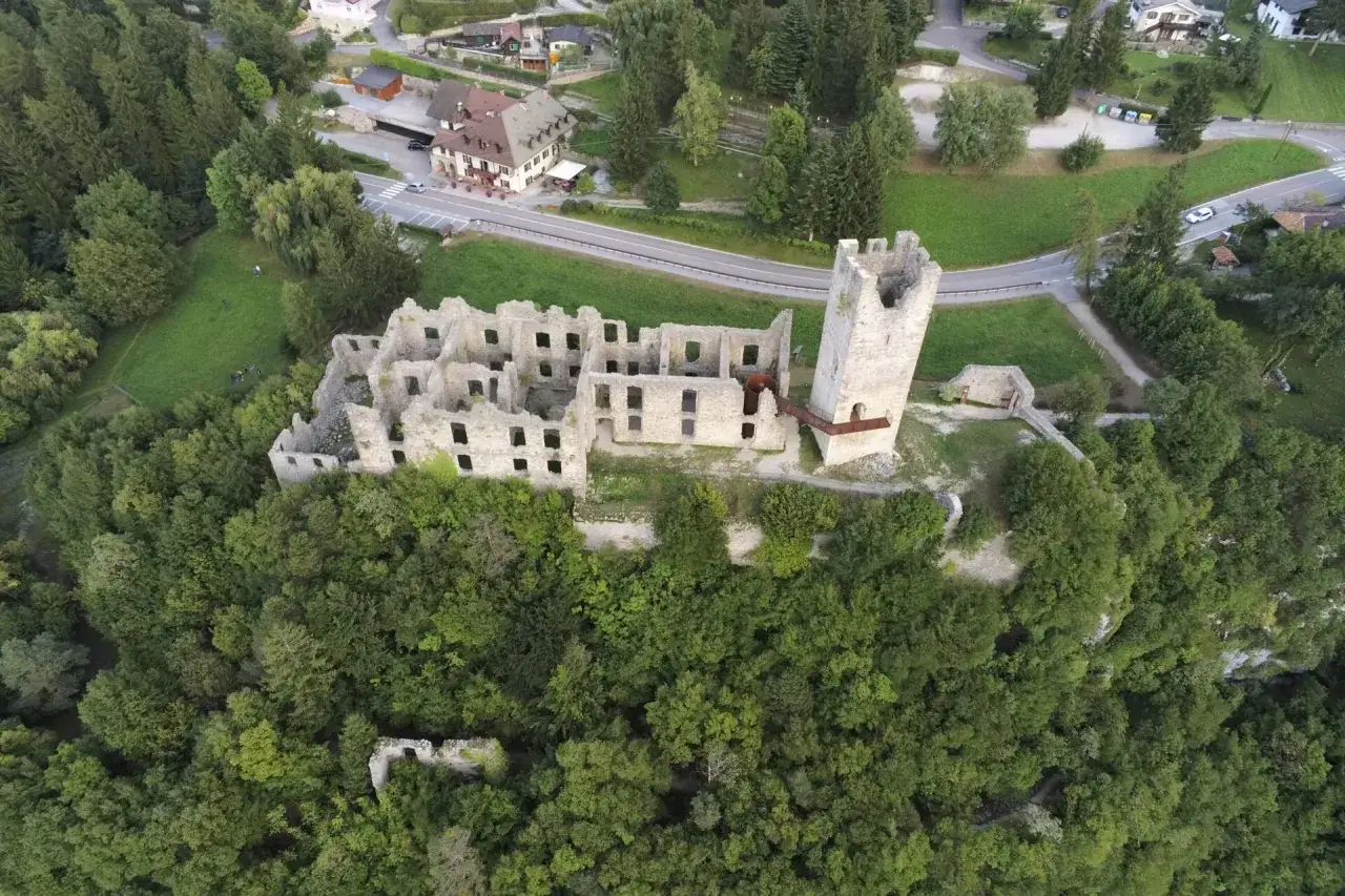 Rovine del castello di Spormaggiore, un luogo suggestivo da esplorare tra la natura rigogliosa.
