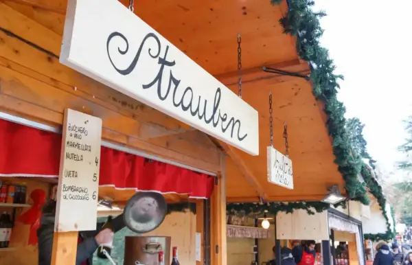 Mercatino di Natale a Levico Terme: un chiosco vende "Strauben" e altre delizie. Cosa vedere a Levico Terme? Gustare queste specialità!